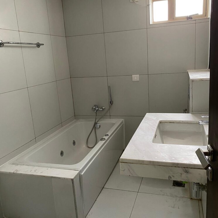 Bathroom, tata-primanti-executive-apartments 4 Bedroom 3300 Sq.Ft. Apartment In Dhani Gurgaon 8928388