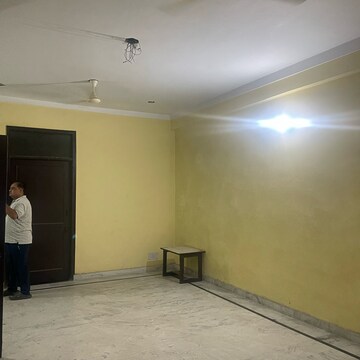 Room in 2 BHK Builder Floor at Landcraft Golflink Villas, Pandav Nagar – for Rent