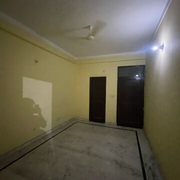 Room in 2 BHK Builder Floor at Landcraft Golflink Villas, Pandav Nagar – for Rent