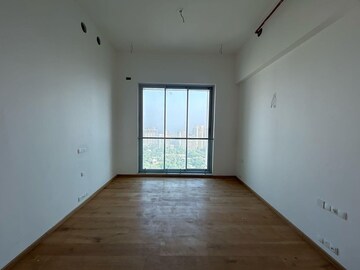 Room in 3 BHK Apartment at Kalpataru Avana, Parel – for Rent