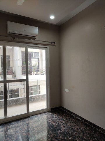 Room in 3 BHK Builder Floor at Unitech South City II, Sector 50 – for Rent