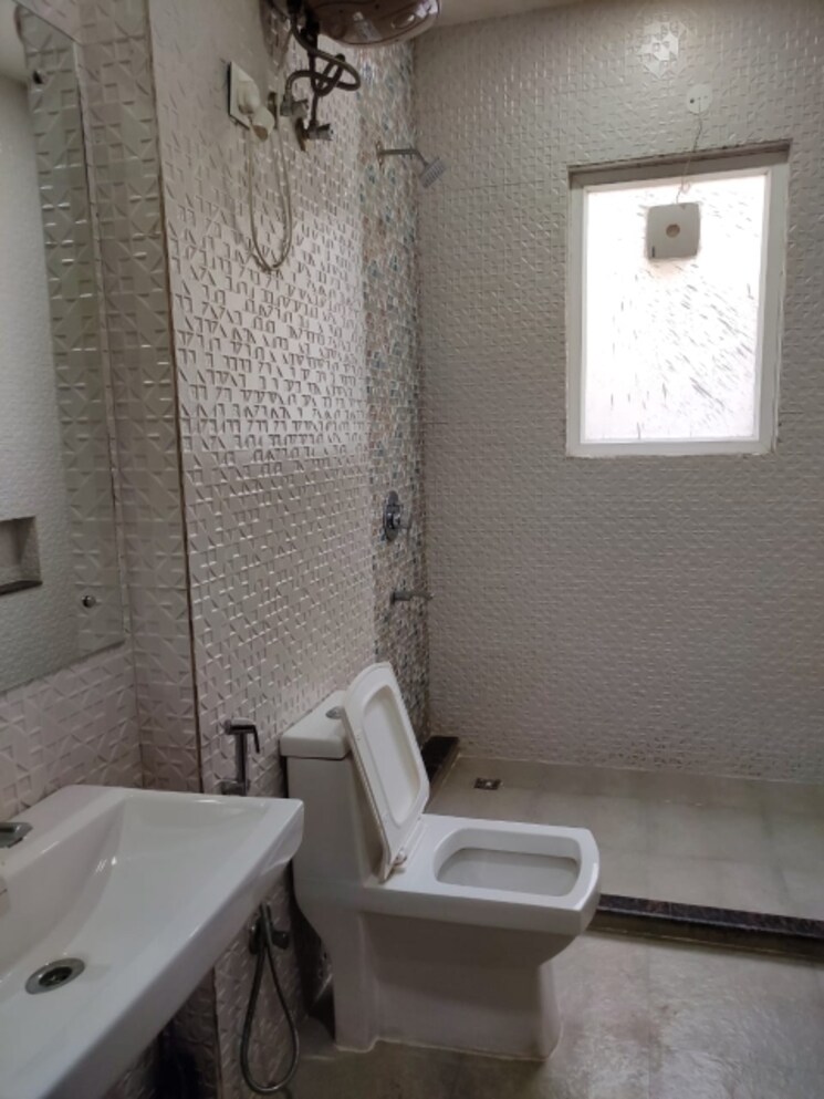 Bathroom, unitech-south-city-ii 3 Bedroom 1850 Sq.Ft. Builder Floor In Sector 50 Gurgaon 8928546