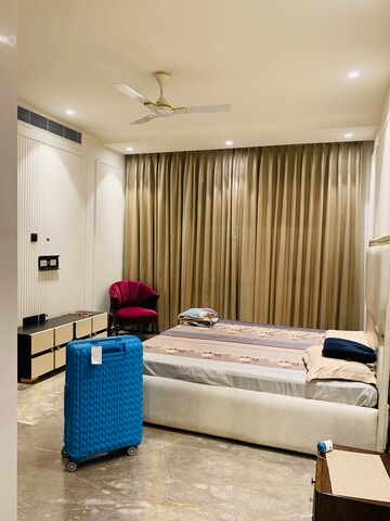 Bedroom in 4 BHK Builder Floor at DLF Royale Residences, Dlf Phase I – for Rent