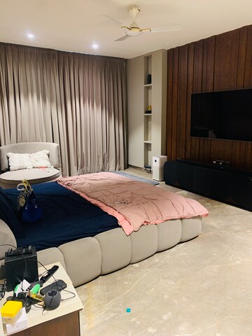 Bedroom in 4 BHK Builder Floor at DLF Royale Residences, Dlf Phase I – for Rent