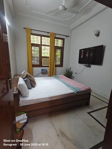 Bedroom in 3 BHK Builder Floor at Unitech South City 1, South City 1 – for Rent