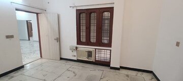 Room in 3 BHK Apartment at Veera Safdarjung Enclave, Safdarjung Enclave – for Rent