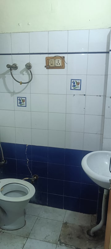 Bathroom in 1 BHK Builder Floor at Vaishali Sector 5 – for Rent