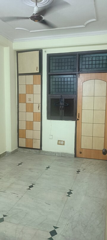 Room in 1 BHK Builder Floor at Vaishali Sector 5 – for Rent