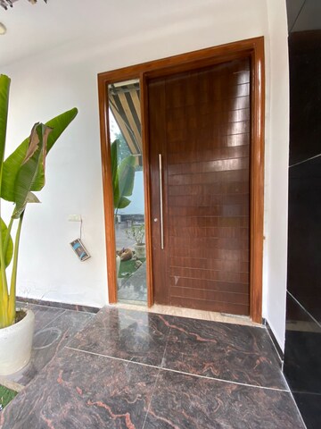 Furnished Amenities in 5 BHK Villa at Vasant Kunj – for Rent