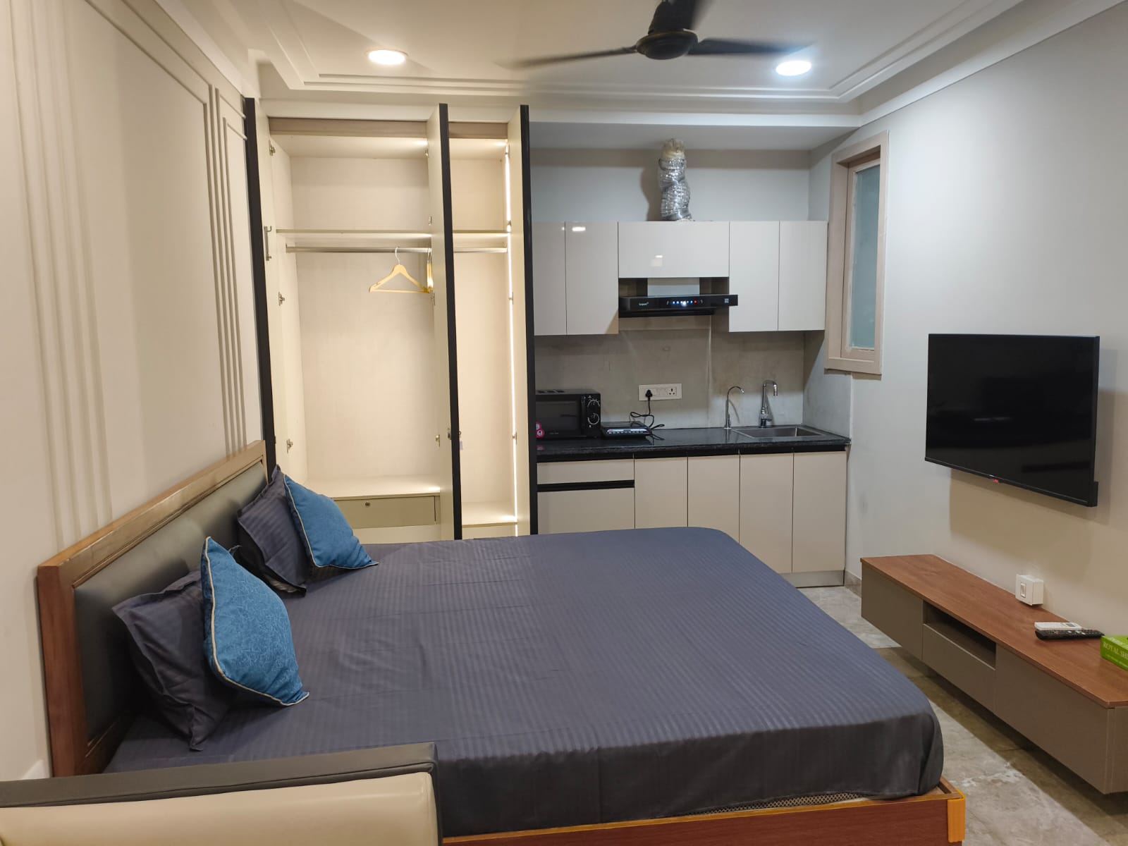 1 Rk  350 Sq.Ft. Builder Floor in Housing Board Colony Sector 51