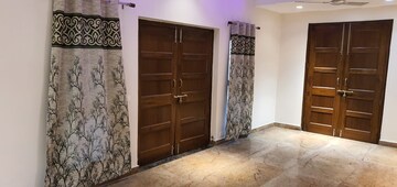 Room in 3 BHK Apartment at Dlf Phase I – for Rent