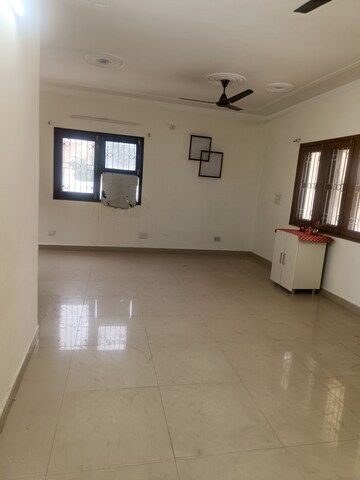 Room in 2 BHK Apartment at Arun Vihar Sector 37, Sector 37 – for Rent
