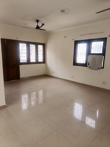Room in 2 BHK Apartment at Arun Vihar Sector 37, Sector 37 – for Rent
