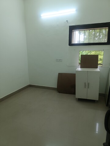 Room in 2 BHK Apartment at Arun Vihar Sector 37, Sector 37 – for Rent