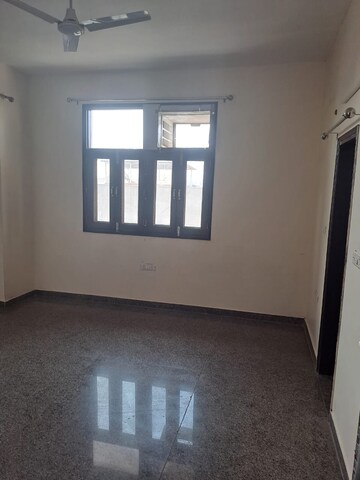 Room in 3 BHK Apartment at Dlf Phase V – for Rent