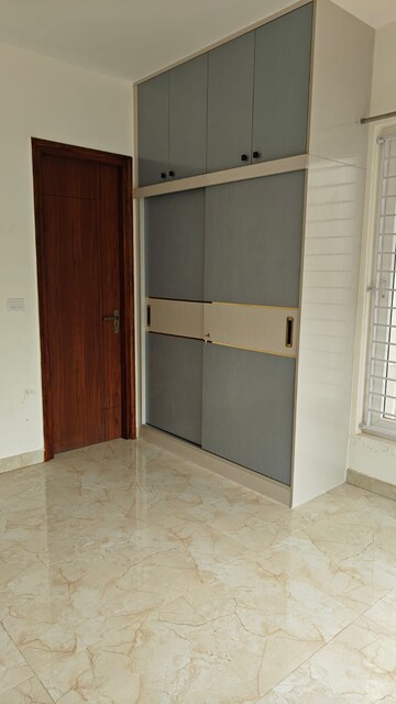 Room in 4 BHK Apartment at Prestige Waterford, Whitefield – for Rent