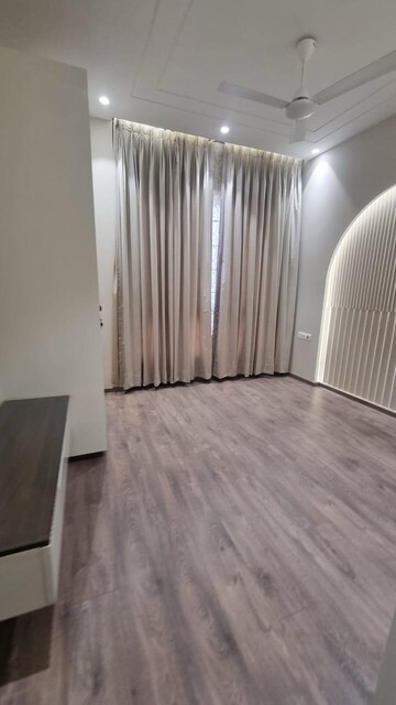 Bedroom in 4 BHK Apartment at Sector 54 – for Rent