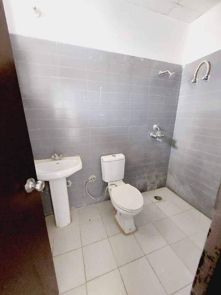 Bathroom, maya-garden-city 3 Bedroom 1852 Sq.Ft. Apartment In Lohgarh Zirakpur 8929459