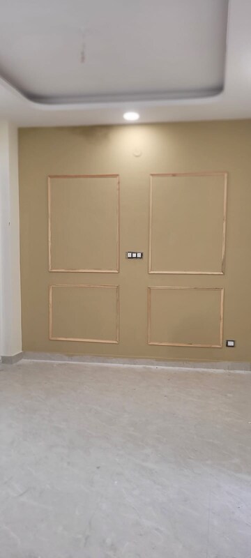 Room in 2 BHK Builder Floor at Laxman Chowk – for Sale