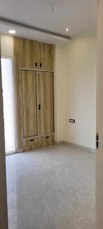 Room in 2 BHK Builder Floor at Laxman Chowk – for Sale