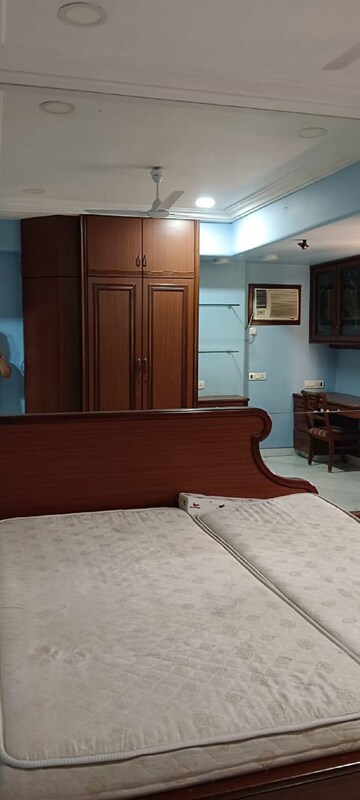 Bedroom in 2 BHK Apartment at Khar West – for Rent