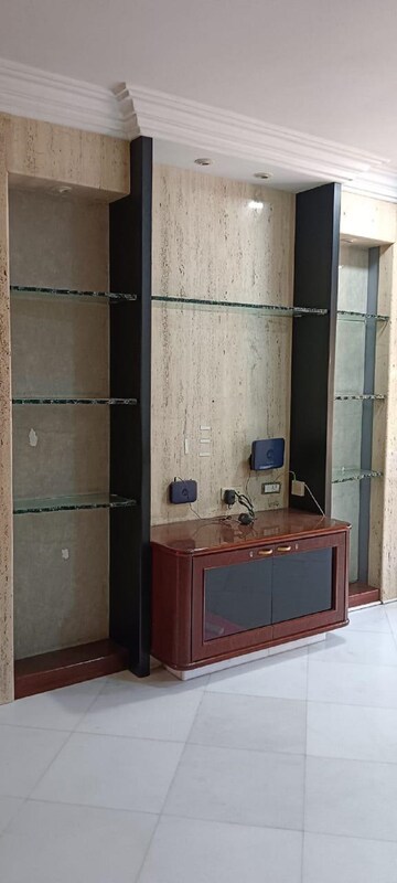 Room in 2 BHK Apartment at Khar West – for Rent