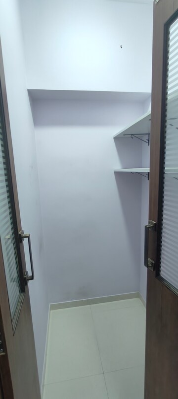Room in 2 BHK Apartment at Lodha Amara, Kolshet Road – for Rent