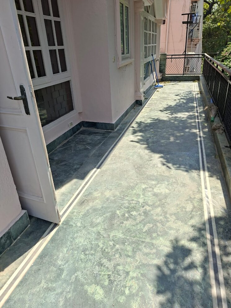 Balcony, green park 3 Bedroom 300 Sq.Yd. Apartment In Green Park Delhi 8929618