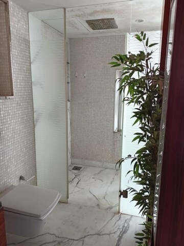 Bathroom in 4 BHK Apartment at Oberoi Realty Sky Heights, Andheri West – for Sale