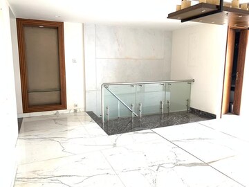 Room in 4 BHK Apartment at Oberoi Realty Sky Heights, Andheri West – for Sale