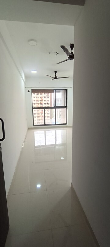 2 BHK Apartment For Rent in UK Iridium, Kandivali East