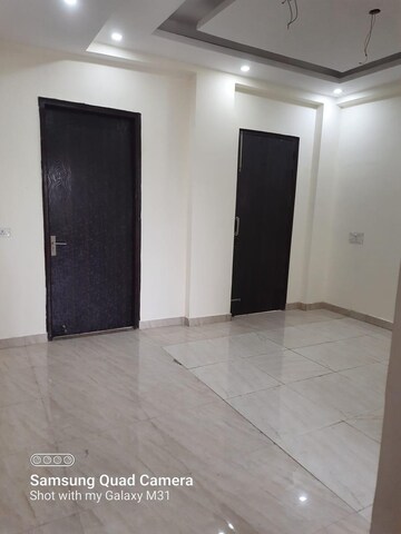 Room in 3 BHK Builder Floor at Sector 52 – for Rent