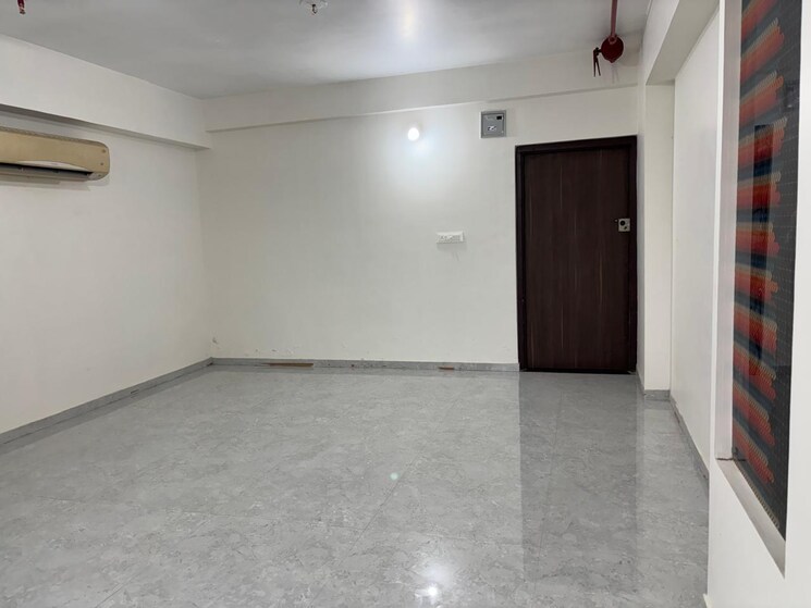 Room, navrangpura Commercial Office Space 610 Sq.Ft. In Navrangpura Ahmedabad 8929723
