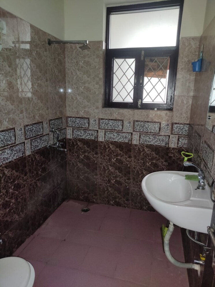 Bathroom, palam-vihar-residents-association 1 Bedroom 600 Sq.Ft. Builder Floor In Palam Vihar Gurgaon 8929812