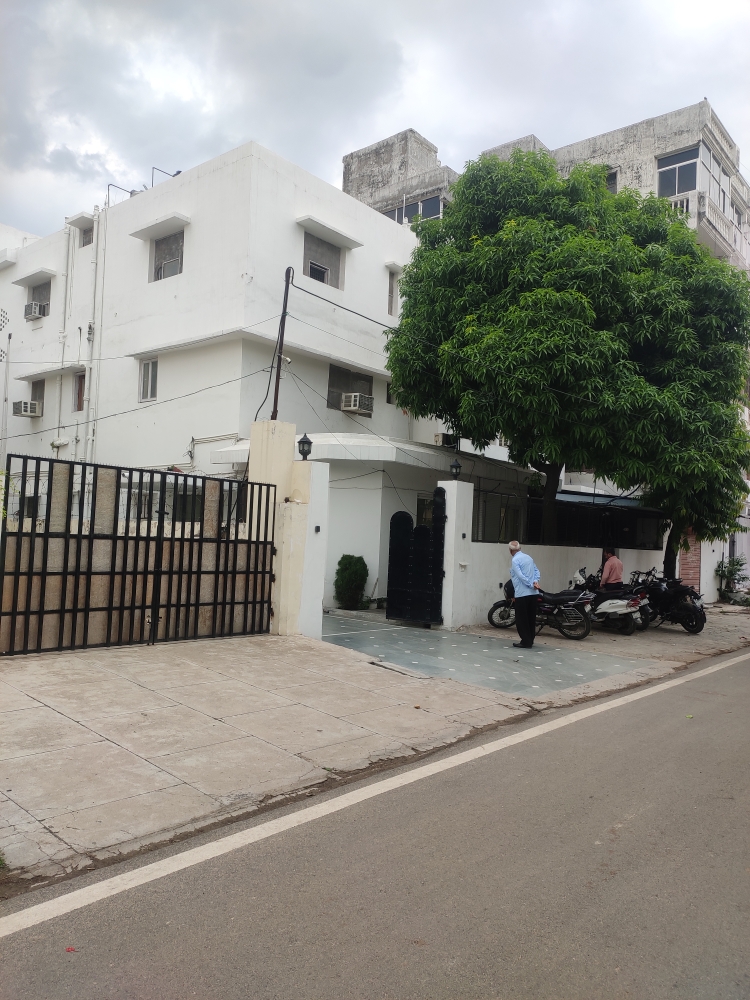 6+ BHK + Servant Room,Extra Room Independent House For Sale in Mahanagar