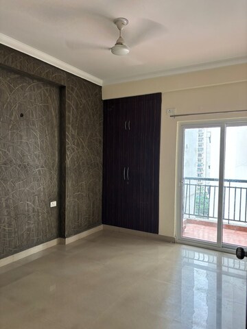 Room in 3 BHK Apartment at Antriksh Golf View, Sector 78 – for Rent