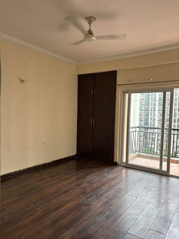 Room in 3 BHK Apartment at Antriksh Golf View, Sector 78 – for Rent