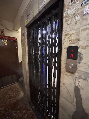 Lift in 1 RK Apartment at Kandivali East – for Sale