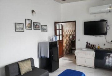 Furnished Amenities in 1 BHK Builder Floor at Kailash Colony – for Rent
