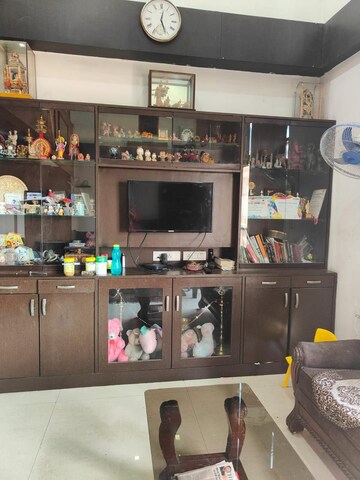 Room in 5 BHK Apartment at Kharghar – for Sale