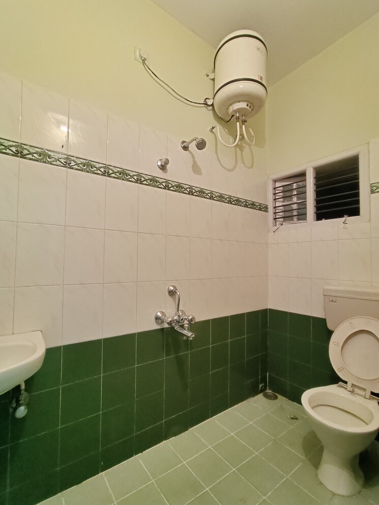 Bathroom, hsr layout 2.5 Bedroom 1200 Sq.Ft. Builder Floor In Hsr Layout Bangalore 8930237