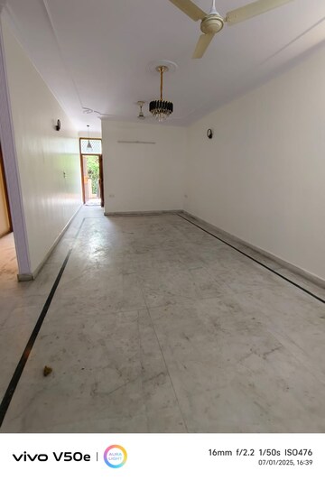 Room in 3.5 BHK Builder Floor at Rajouri Garden – for Rent