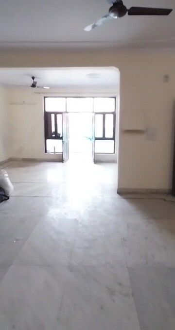 Room in 4 BHK Apartment at Gaur Atulyam, Omicron I Greater Noida – for Rent