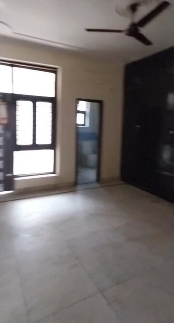 Room in 4 BHK Apartment at Gaur Atulyam, Omicron I Greater Noida – for Rent