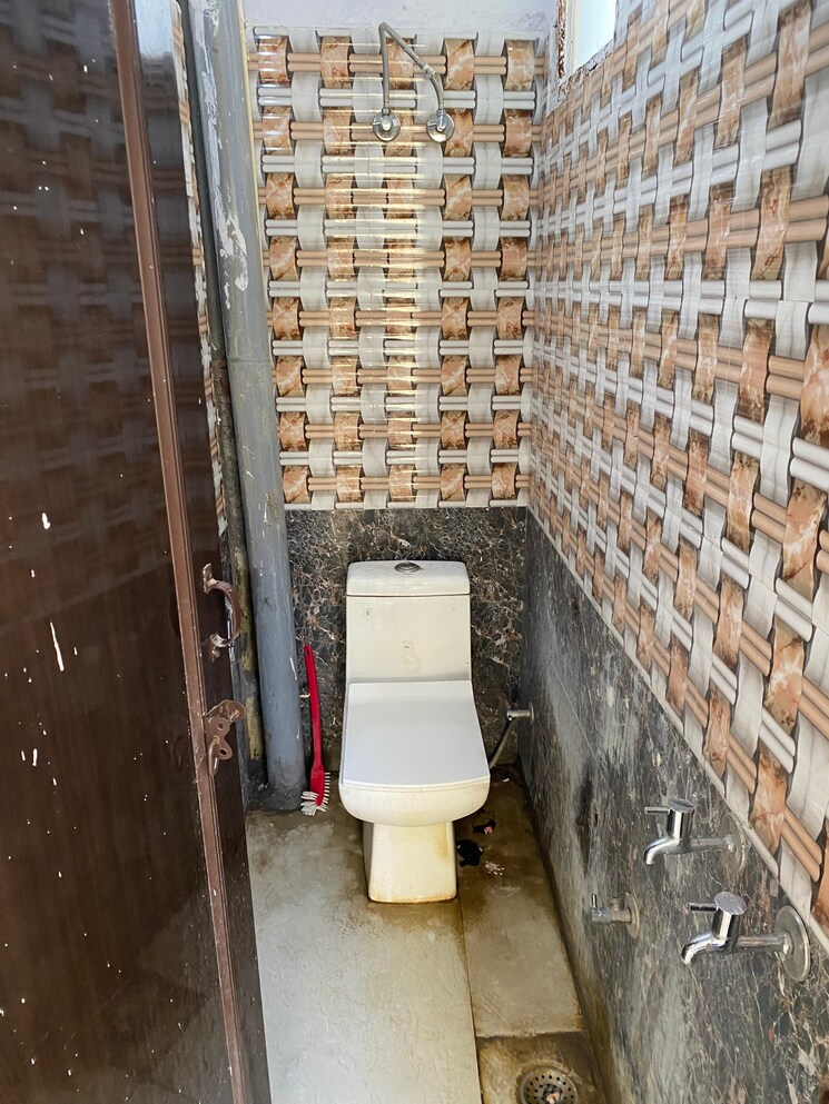 Attached Bathroom, chattarpur 3 Bedroom 1200 Sq.Ft. Independent House In Chattarpur Delhi 8930371