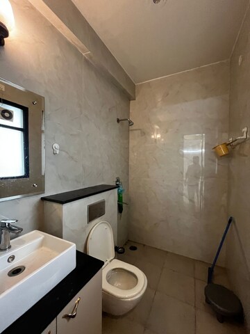 Bathroom in 3 BHK Builder Floor at Unitech South City 1, South City 1 – for Rent