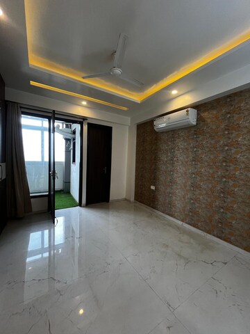 Room in 3 BHK Builder Floor at Unitech South City 1, South City 1 – for Rent