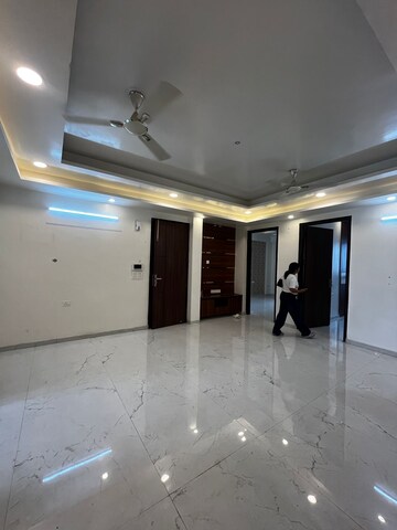 Building Lobby in 3 BHK Builder Floor at Unitech South City 1, South City 1 – for Rent