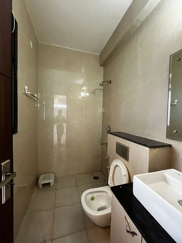 Bathroom in 3 BHK Builder Floor at Unitech South City 1, South City 1 – for Rent