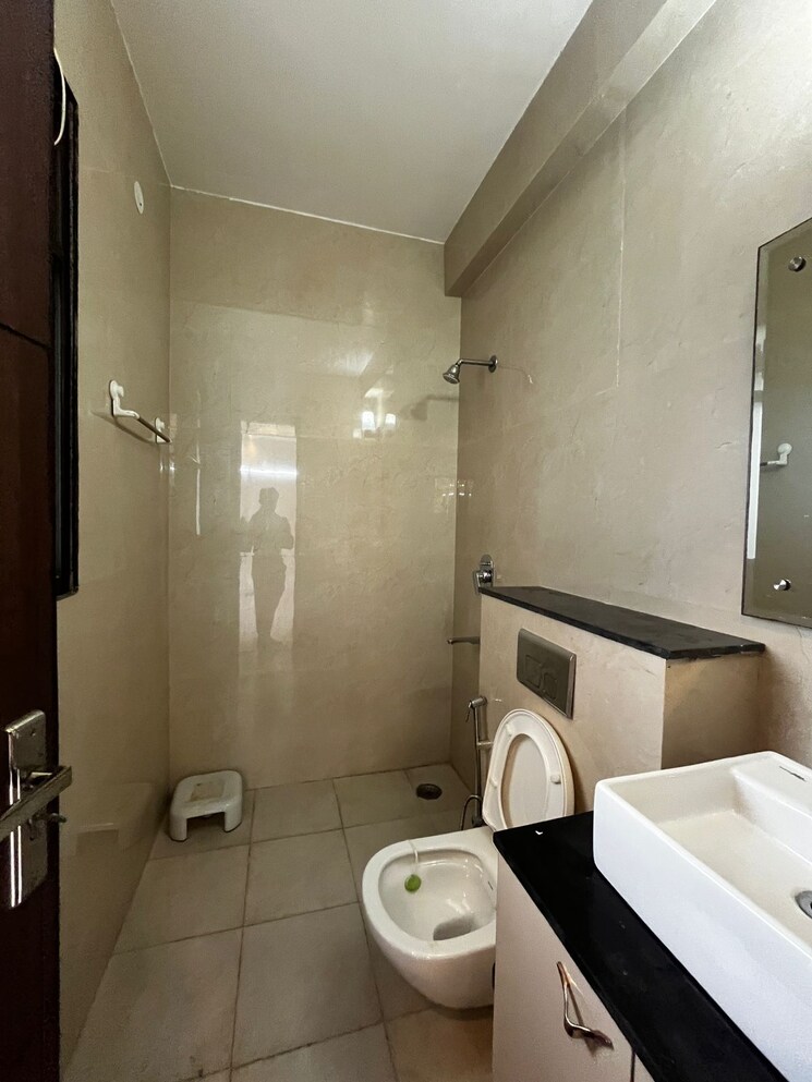 Bathroom, unitech-south-city-1 3 Bedroom 2200 Sq.Ft. Builder Floor In South City 1 Gurgaon 8930493